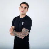 Remera negra de corte clásico con cuello redondo y logo pequeño estampado en el pecho.