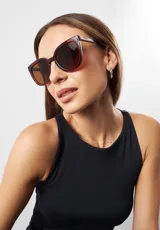 Lentes de sol con montura cuadrada color verde oliva y lentes grises. Fabricados con materiales reciclados.