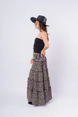Falda larga de animal print con volados y cintura alta con cinturón con tachas.