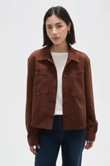 Sobrecamisa de textura gamuzada en color negro, con cuello clásico, cierre frontal de botones y dos bolsillos frontales con solapa.