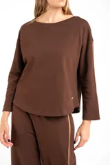 Sweater de manga larga color café, con textura gofrada y cuello redondo. Presenta una fina línea decorativa de color beige en el exterior de ambas mangas.