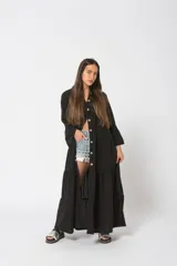 Camisola larga color verde esmeralda con botones de madera, corte holgado, cuello mao y mangas largas acampanadas con volados.