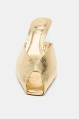 Sandalia tipo mule dorada con efecto metalizado, punta fina y tacón kitten. Altura del tacón: 6,5 cm.