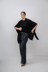 Ruana negra de tejido de punto grueso, confeccionada en 100% baby alpaca.