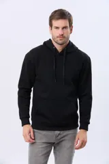 Hoodie canguro negro de felpa, con capucha y cordones ajustables al tono, bolsillo tipo ojal delantero y puños y cintura elásticos ribeteados.
