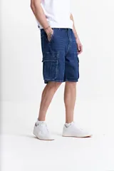 Bermuda de jean gris con efecto lavado y corte cargo.