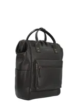 Mochila maletín de cuero color marrón oscuro, con compartimento principal con cierre, bolsillo frontal con cierre y bolsillos laterales. Cuenta con asas superiores y compartimento para notebook.