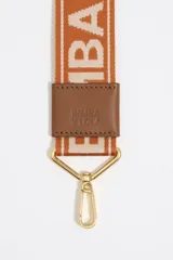 Correa bandolera ajustable de tejido negro con el logo de Bimba y Lola en jacquard. Tiene detalles en piel vacuna negra y herrajes metálicos dorados.