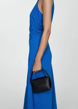 Vestido midi de fiesta color azul eléctrico, con cuello redondo y diseño sin mangas. Presenta un detalle drapeado lateral en la cintura y corte evasé fluido.