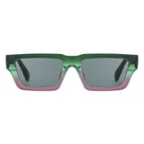 Lentes de sol con armazón rectangular de plástico reciclado, con diseño degradado en tonos verde y rosado. Cuentan con filtro UV 400 y cristales oscuros.