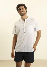 Camisa de manga corta con cuello mao y cierre frontal parcial con botones de coco. Confeccionada en una mezcla de lino y algodón.