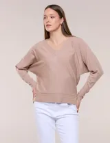 Buzo tejido fino de Allie Rose en color beige, con escote en V, costura central expuesta, mangas largas con puño ajustado y diseño relajado.