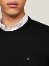 Sweater negro de cuello redondo confeccionado en una mezcla de algodón pima orgánico y cachemira. Presenta cuello, puños y bajo de punto canalé, con el logo de Tommy Hilfiger bordado en el pecho.