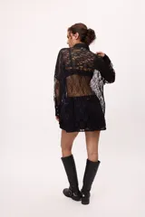 Short negro de tiro alto con cintura elastizada y bolsillos laterales.