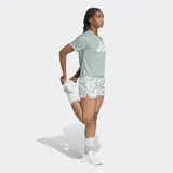 Remera deportiva Adidas Run It Bl, color verde salvia, de manga corta y cuello redondo. Presenta el logo de las tres barras en el frente con un diseño estampado en blanco.