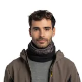 Bufanda tubular Buff de diseño versátil, combinando una sección superior con estampado geométrico en tonos grises y negros con una sección inferior de tejido polar liso en color negro.