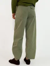 Pantalon de gabardina color beige, de corte holgado y estilo cargo con costuras reforzadas en el ruedo.