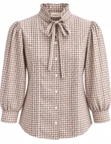 Blusa de manga larga con estampado de cuadros vichy en tonos marrón y blanco, con cuello alto con volados, lazo para anudar al frente, abotonadura frontal y mangas abullonadas con puños ajustados.