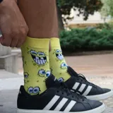 Medias amarillas con patrón de caras de Bob Esponja.