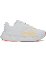 Championes Under Armour UA W Halo Runner SE, diseñados para running, en color gris claro con detalles en amarillo y naranja. Presentan capellada de malla transpirable, mediasuela de gran volumen con amortiguación HOVR+ y suela de goma con tracción.