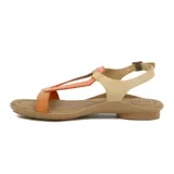 Sandalia baja de cuero en combinación de tonos coral, tostado y beige, con tira en T y pulsera ajustable al tobillo con hebilla metálica.