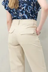 Pantalón negro de algodón con calce recto y relajado, tiro medio/alto, bolsillos de parche en la parte delantera y puños anchos.