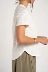 Remera blanca de manga corta con cuello redondo y textura de líneas horizontales con perforaciones.