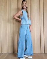 Pantalón de jean estilo wide leg con costuras verticales frontales, tiro alto y bolsillos laterales.