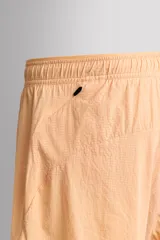 Pantalones cortos de entrenamiento Zara Athleticz en color salmón, confeccionados en tejido técnico ligero y elástico con estructura. Cuentan con cintura elástica ajustable, forro interior, bolsillos laterales y perneras con aberturas laterales.