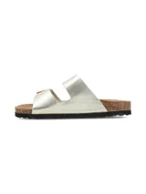 Sandalias de cuero color dorado con doble tira ajustable mediante hebillas metálicas doradas, plantilla de corcho anatómica y suela negra dentada.