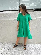 Vestido corto verde esmeralda de lino con escote en V, corte imperio y mangas cortas con volados.