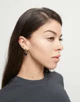 Par de aros colgantes con gancho, de metal dorado y dije redondo de murano negro.