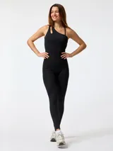 Mono largo deportivo color negro de un solo hombro con diseño asimétrico y detalle de tiras cruzadas, confeccionado en tejido elástico ajustado que realza la silueta.