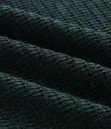 Remera de manga corta y cuello redondo, confeccionada en tejido de tricolina con textura acanalada. Presenta un diseño de corte clásico y ajuste cómodo.