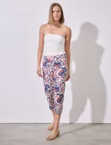 Pantalón capri de gabardina estampada, marca Zac & Rachel. Corte recto, pretina ancha elastizada.