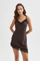 Vestido mini marrón de poliéster, con escote en V, tirantes regulables y detalles de encaje negro en el escote y el ruedo.