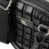 Cartera tipo baúl color negro con diseño tejido. Tiene doble asa corta, correa larga regulable y herrajes plateados.