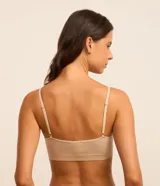 Kit de dos soutienes sin copa y sin aro, confeccionados en tejido seamless de poliamida. Presentan breteles finos ajustables y diseño básico para mayor comodidad.