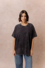 Remera de algodón con efecto lavado, de corte oversize, con cuello redondo y mangas cortas amplias.
