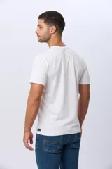 Remera lisa de manga corta y cuello redondo, color gris oscuro, de calce cómodo con pequeño logo bordado en el pecho.