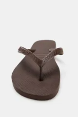 Sandalias planas Havaianas x Zara de diseño clásico tipo ojota, color marrón, con tiras texturizadas y suela de goma con relieve.