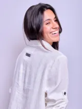 Vestido camisero largo color verde militar, confeccionado en lino, con cuello clásico, mangas largas con puños abotonados y cierre frontal con botones. Incluye un bolsillo de parche en el pecho.