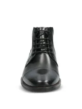 Bota de vestir de cuero color negro, de caña corta con cordones y detalle de costuras en la puntera.