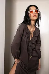 Vestido largo blanco de algodón con mangas largas abullonadas y cuello redondo con detalle de bordado. Presenta aberturas laterales en el ruedo.