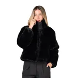 Campera de piel sintética negra, con cuello alto y cierre frontal. Diseño corto y holgado con acabado suave.