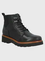 Bota corta de mujer color negro, estilo militar o acordonado, con caña media y elástico en el tobillo. Presenta suela track gruesa con plataforma y un ribete marrón contrastante entre la capellada y la suela.