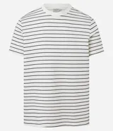 Remera de corte regular confeccionada en tejido de algodón y poliéster, con cuello redondo y mangas cortas. Presenta un diseño de rayas horizontales finas en relieve.