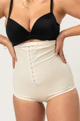 Faja modeladora reductora color beige, de alta contención y tela doble reforzada. Tiene prendido delantero con ganchos reforzados, breteles desmontables regulables y fundillo de algodón.