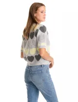 Buzo de punto de manga corta con cuello redondo, estampado con diseño de corazones en tonos gris, amarillo y blanco.