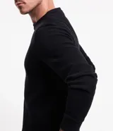 Buzo de cuello redondo y manga larga, confeccionado en tejido de media malla con puños ajustados. Diseño minimalista sin estampa.